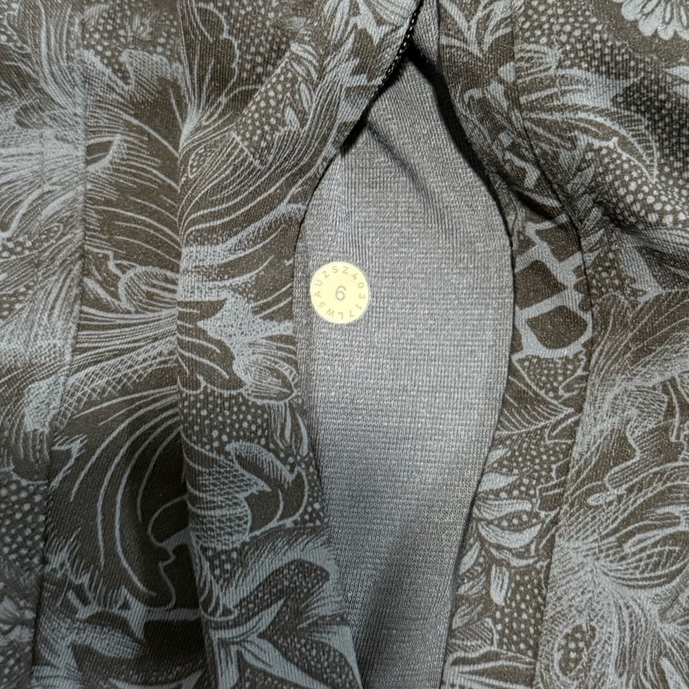 Lululemon 25” Leggings with Pockets - Picture 4 of 5